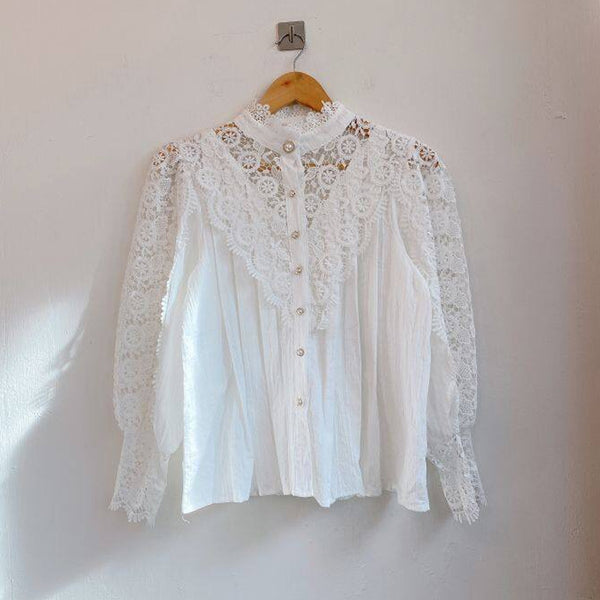 Blusa de Renda Manga Longa e Gola Alta com Botões