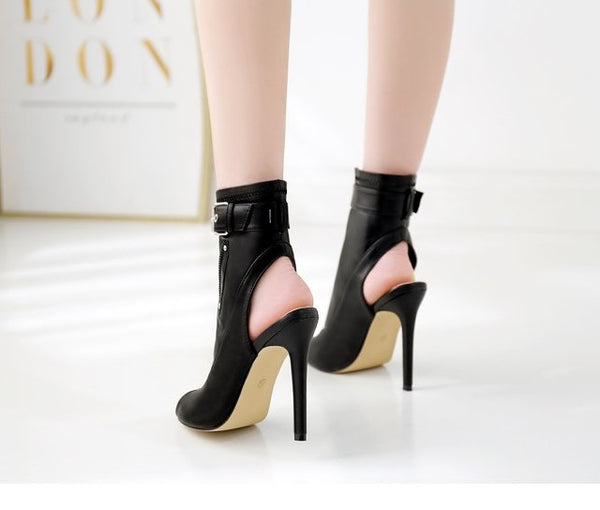 Bota Peep Toe de Couro Cano Curto Salto Alto Fino com Zíper e Fivela