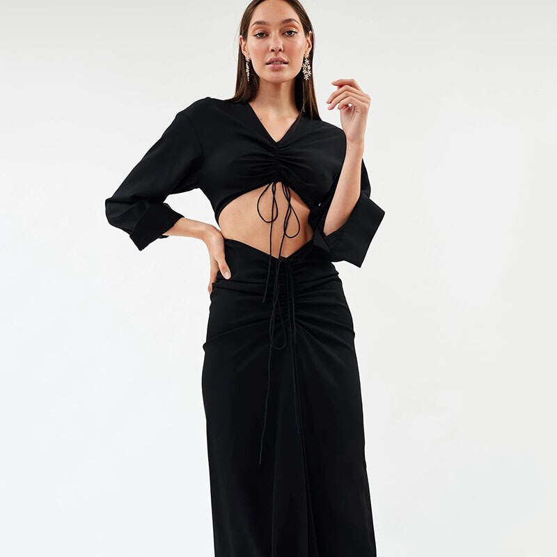 Vestido Longo Aberto no Abdômen Decote V Manga Longa
