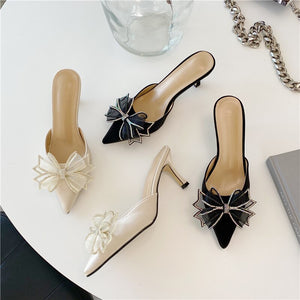 Scarpin Mule de Couro Salto Médio Fino com Laço