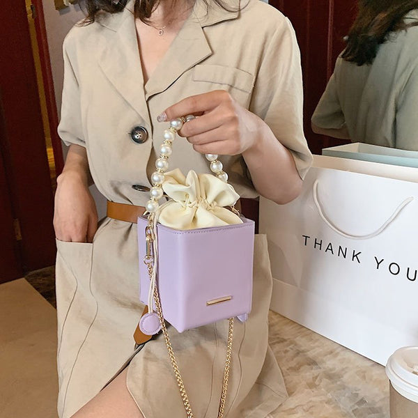 Mini Bolsa de Couro com Alça Perolada