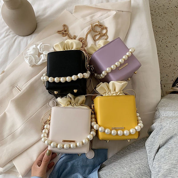 Mini Bolsa de Couro com Alça Perolada