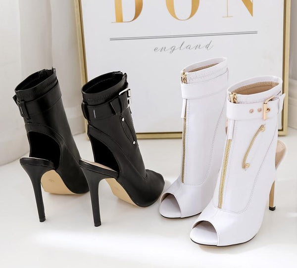 Bota Peep Toe de Couro Cano Curto Salto Alto Fino com Zíper e Fivela