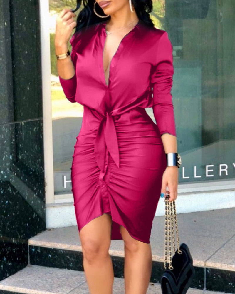 Vestido com store drapeado no decote