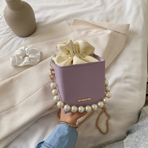 Mini Bolsa de Couro com Alça Perolada
