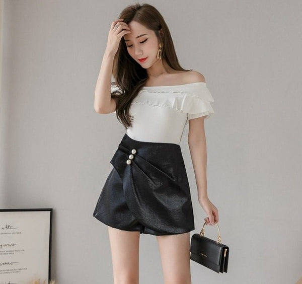 Shorts de Cetim Cintura Alta Plissado com Pérolas