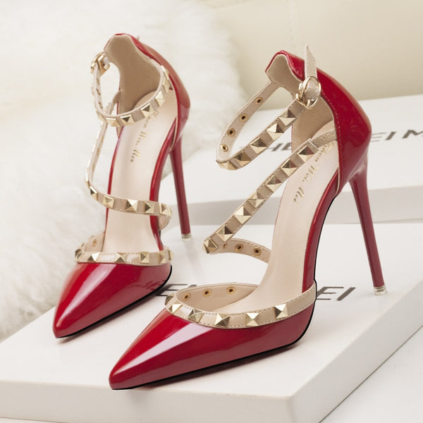 Scarpin Verniz Salto Alto Fino com Tiras e Spikes