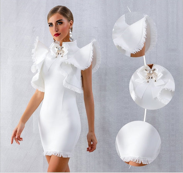 Vestido Curto Justo com Diamantes e Babados Manga Curta