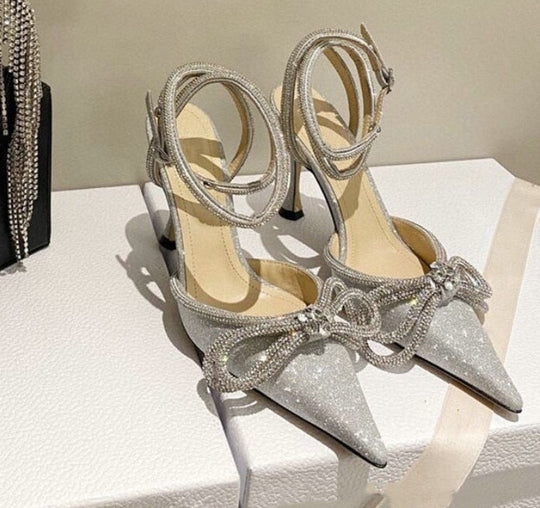 Scarpin Salto Alto Fino com Cristal e La o www.shopsutton .br