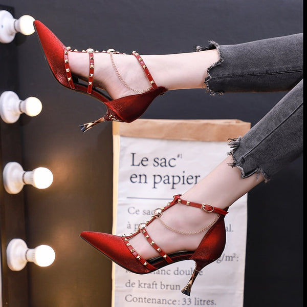 Scarpin Salto Fino Médio com Tiras e Spikes