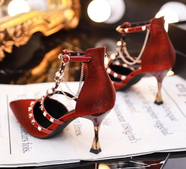 Scarpin Salto Fino Médio com Tiras e Spikes