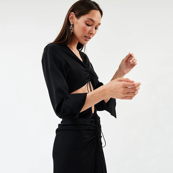 Vestido Longo Aberto no Abdômen Decote V Manga Longa