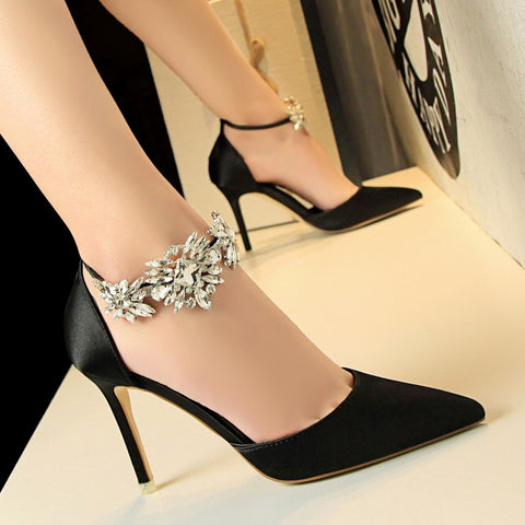 Scarpin Salto Alto Fino com Fivela de Diamante
