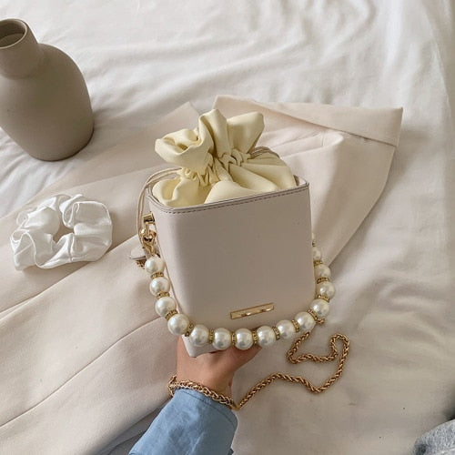 Mini Bolsa de Couro com Alça Perolada