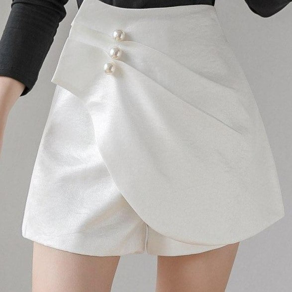 Shorts de Cetim Cintura Alta Plissado com Pérolas