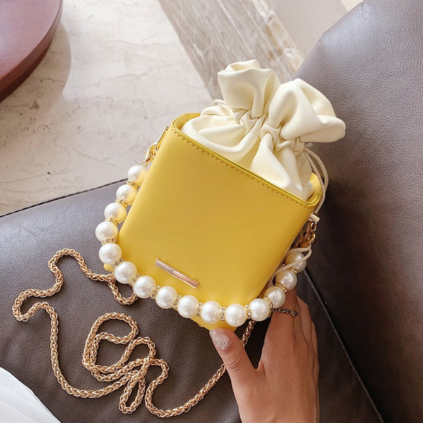Mini Bolsa de Couro com Alça Perolada