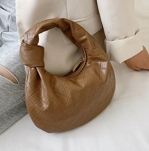Bolsa Pequena de Mão em Couro com Nó na Alça