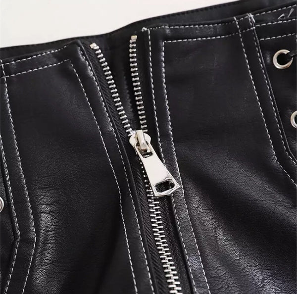 Shorts Curto de Couro Cintura Alta com Amarração