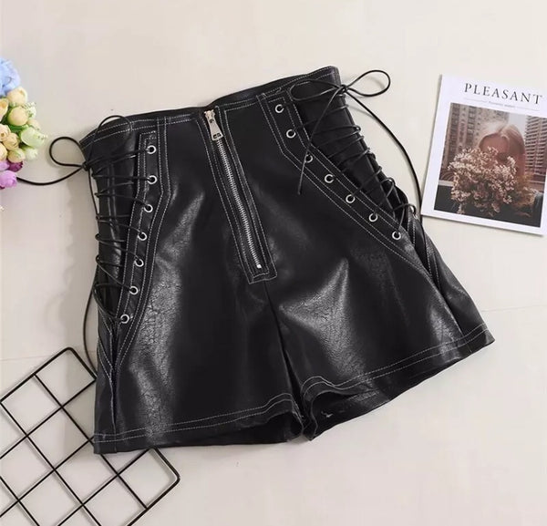 Shorts Curto de Couro Cintura Alta com Amarração