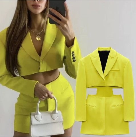 Vestido Curto Aberto na Cintura Manga Longa Amarelo