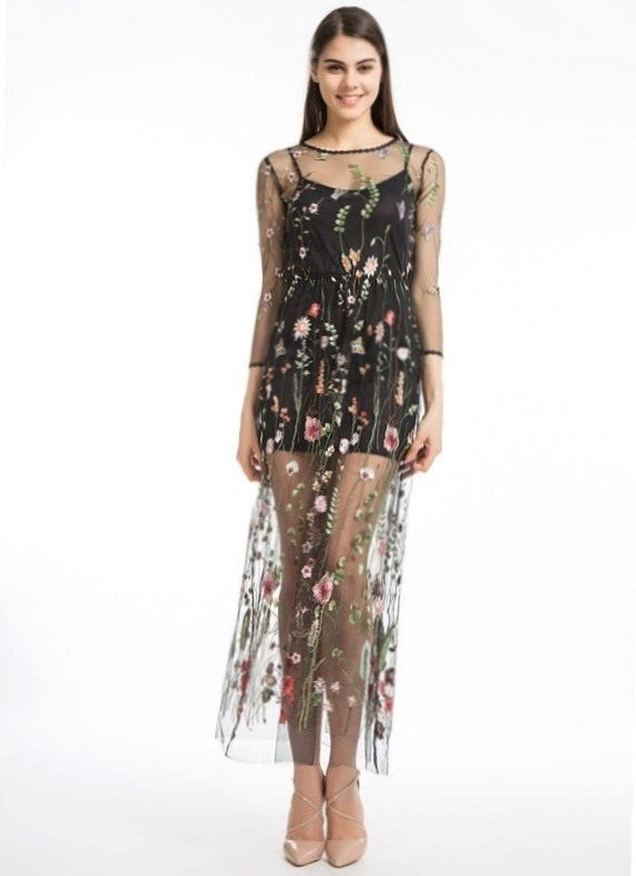 Vestido Longo em Tule Bordado Floral Manga Longa