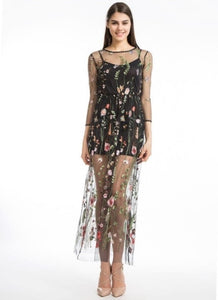 Vestido Longo em Tule Bordado Floral Manga Longa