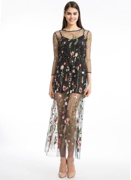 Vestido Longo em Tule Bordado Floral Manga Longa
